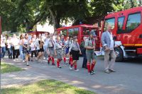 Orkiestra Dęta na czele korowodu dożynkowego