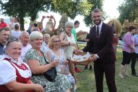Wójt Gminy Wielgie częstuje chlebem dożynkowym