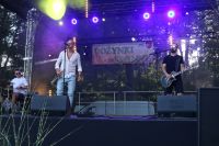 Gwiazda wieczoru zespół  DEJW na scenie dożynkowej
