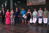 Zwycięscy konkursu sołeckiego na scenie dożynkowej