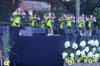 Ziomki podczas występu tanecznego na scenie dożynkowej