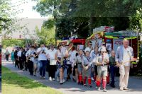 Gminna Orkiestra w uroczystym przemarszu na plac dożynkowy
