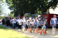 Gminna Orkiestra w uroczystym przemarszu na plac dożynkowy