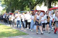 Gminna Orkiestra w uroczystym przemarszu na plac dożynkowy