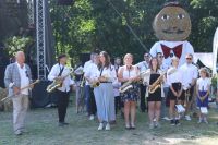 Orkiestra przed sceną dożynkową