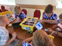 Dzieci z Klubu Młodzieżowego w Wielgiem 1 na warsztatach z robotyki i programowania.