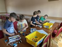 Dzieci z Klubu Młodzieżowego w Wielgiem 1 na warsztatach z robotyki i programowania.