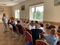 Dzieci z Klubu Młodzieżowego w Wielgiem 1 na zajęciach psychologiczno-społecznych z psychologiem.