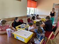 Dzieci z Klubu Młodzieżowego w Wielgiem 2 na warsztatach z robotyki i programowania.