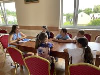 Dzieci z Klubu Młodzieżowego w Wielgiem 2 na zajęciach psychologiczno-społecznych z psychologiem.