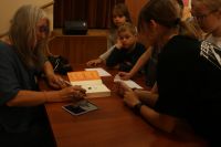 Autorka składa autografy
