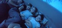 Dzieci z klubów młodzieżowych w mobilnym planetarium podczas warsztatów naukowych z astronomii.