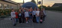Dzieci z Klubu Młodzieżowego w Wielgiem 1 i Klubu Młodzieżowego w Wielgiem 2 przed mobilnym planetarium.