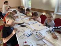 Dzieci z Klubu Młodzieżowego w Wielgiem 1 na zajęciach z malowania materiałowych worków.