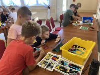 Dzieci z Klubu Młodzieżowego w Wielgiem 1 na zajęciach z robotyki i programowania.