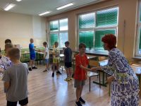 Dzieci z Klubu Młodzieżowego w Wielgiem 1 na zajęciach z języka angielskiego.
