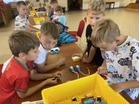Dzieci z Klubu Młodzieżowego w Wielgiem 1 na zajęciach z robotyki i programowania.