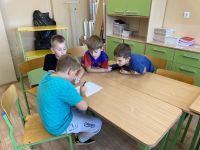 Dzieci z Klubu Młodzieżowego w Wielgiem 1 na zajęciach z języka angielskiego.