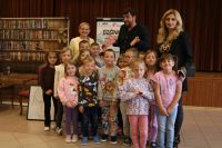 Grupowe zdjęcie dzieci z Mateuszem Świstakiem