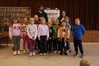 Grupowe zdjęcie dzieci z Mateuszem Świstakiem