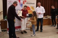 Najmłodsza uczestniczka turnieju odbiera nagrodę