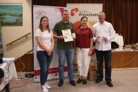 Pozostali uczestnicy turnieju odbierają nagrody