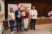 Kolejni uczestnicy turnieju odbierają pamiątkowe dyplomy