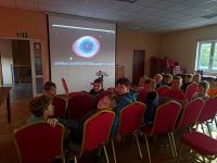 Dzieci z Klubu Młodzieżowego w Wielgiem 1 na warsztatach naukowych z zakresu astronomii.