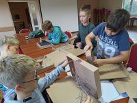 Dzieci z Klubu Młodzieżowego w Wielgiem 1 na warsztatach naukowych z zakresu astronomii.