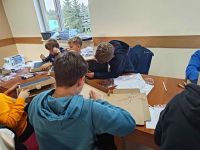 Dzieci z Klubu Młodzieżowego w Wielgiem 1 na warsztatach naukowych z zakresu astronomii.