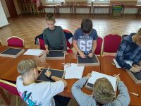 Dzieci z Klubu Młodzieżowego w Wielgiem 1 na warsztatach naukowych z zakresu astronomii.