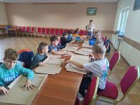 Dzieci z Klubu Młodzieżowego w Wielgiem 1 na warsztatach naukowych z zakresu astronomii.