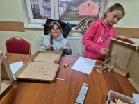 Dzieci z Klubu Młodzieżowego w Wielgiem 2 na warsztatach naukowych z zakresu astronomii.