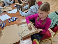 Dzieci z Klubu Młodzieżowego w Wielgiem 2 na warsztatach naukowych z zakresu astronomii.