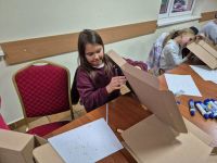 Dzieci z Klubu Młodzieżowego w Wielgiem 2 na warsztatach naukowych z zakresu astronomii.