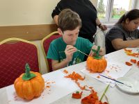 Dzieci wykonujące halloweenową prace plastyczną.