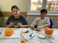 Dzieci wykonujące halloweenową prace plastyczną.