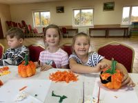 Dzieci wykonujące halloweenową prace plastyczną.