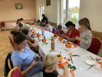 Dzieci wykonujące halloweenową prace plastyczną.