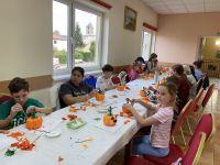 Dzieci wykonujące halloweenową prace plastyczną.