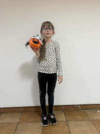 Dzieci z wykonaną pracą plastyczną.