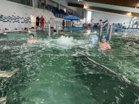 Dzieci z Klubu Młodzieżowego w Wielgiem 2 na basenie w Rypińskim Centrum Sportu.