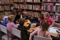 Dzieci przedszkolne na zajęciach w bibliotece