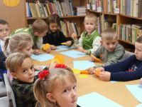 Dzieci przedszkolne na zajęciach w bibliotece