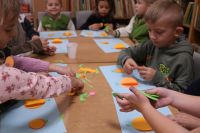 Dzieci przedszkolne na zajęciach w bibliotece