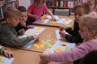 Dzieci przedszkolne przy stoliku