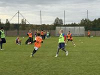 Dzieci z klubu młodzieżowego w Wielgiem 1 na treningu piłki nożnej.