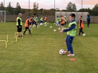 Dzieci z klubu młodzieżowego w Wielgiem 1 na treningu piłki nożnej.