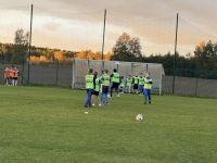 Dzieci z klubu młodzieżowego w Wielgiem 1 na treningu piłki nożnej.