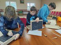 Dzieci z klubu młodzieżowego w Wielgiem 1 na warsztatach naukowych z zakresu astronomii.